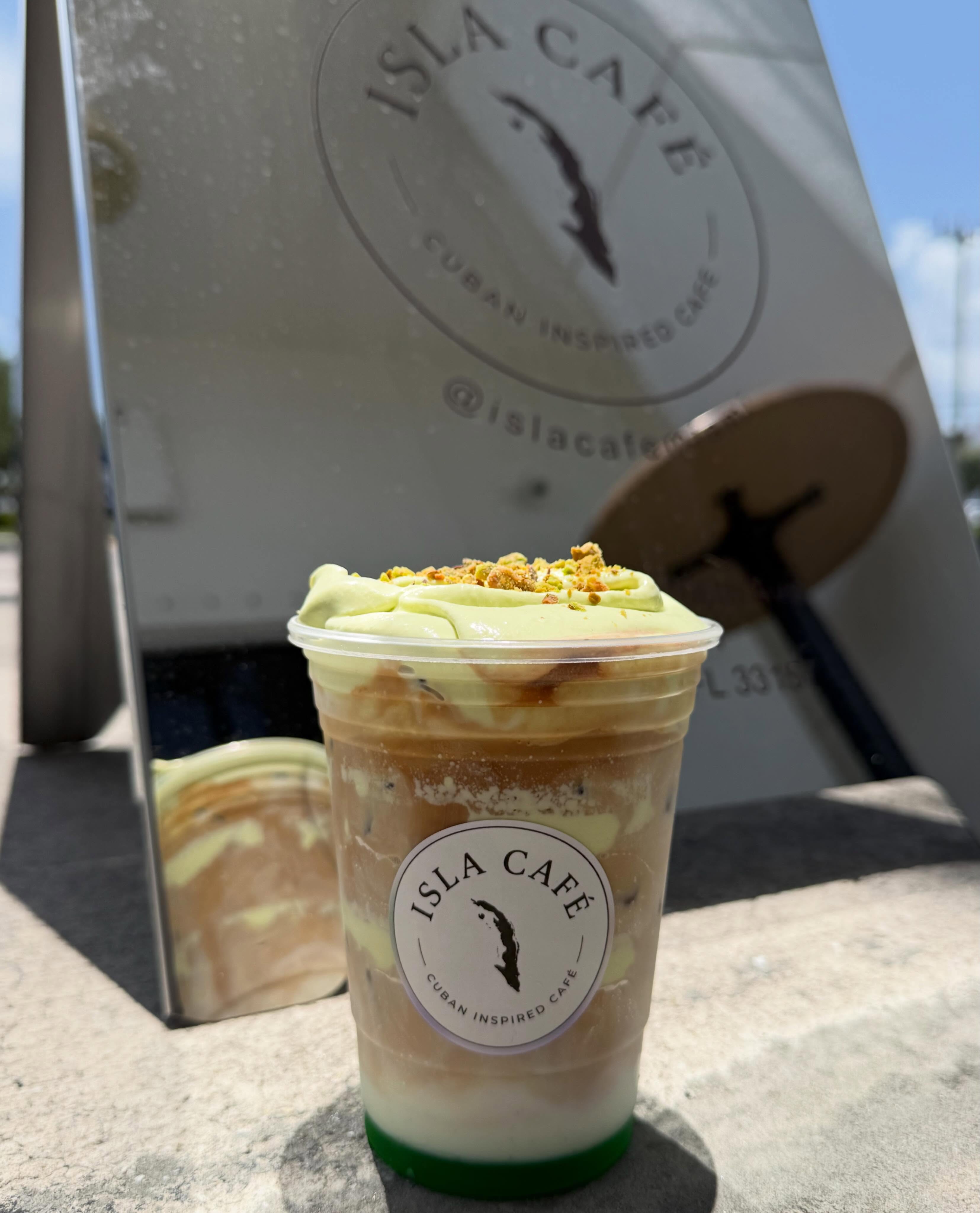 Introducing our Isla Pistachio iced Latte💚
Creamy pistachio cold foam, a shot of espresso and a touch of sweetness, ser